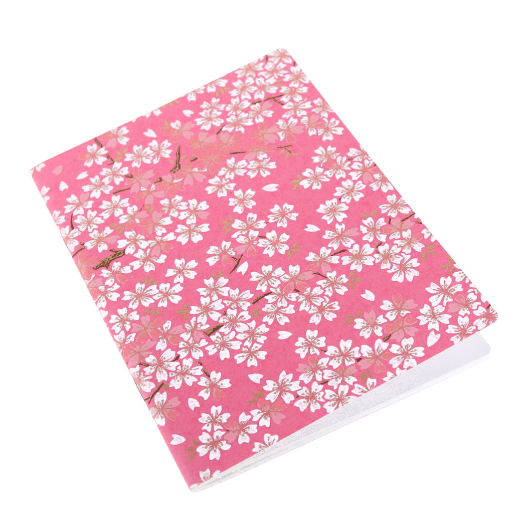 photo packshot d'un carnet de notes tapissé de papier japonais aux motifs de fleurs de cerisier dans les tons roses et blancs M653 adeline klam