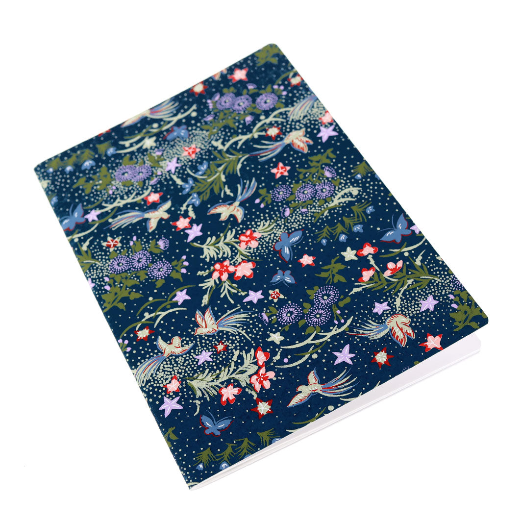 photo packshot d'un carnet de notes tapissé de papier japonais aux motifs de fleurs, d'oiseaux et de papillons dans les tons bleu marine, rouges, mauve, vert clair et foncé M951 adeline klam