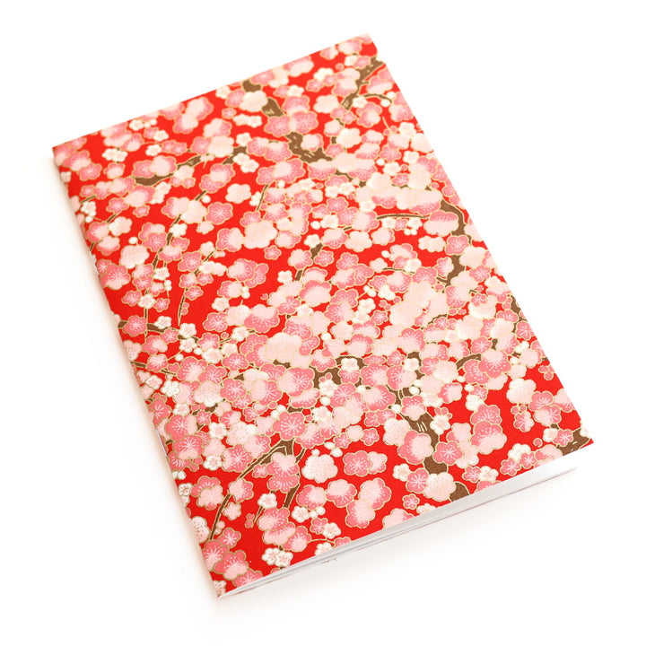 photo packshot d'un carnet habillé de papier japonais au motif de fleurs de prunier dans les tons rouges, roses et crème (M446) adeline klam