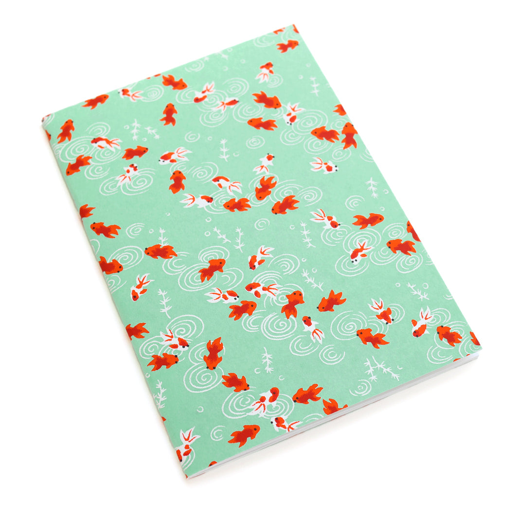 photo packshot d'un carnet habillé de papier japonais au motif de poissons rouges et blancs sur fond vert d'eau (M008) adeline klam