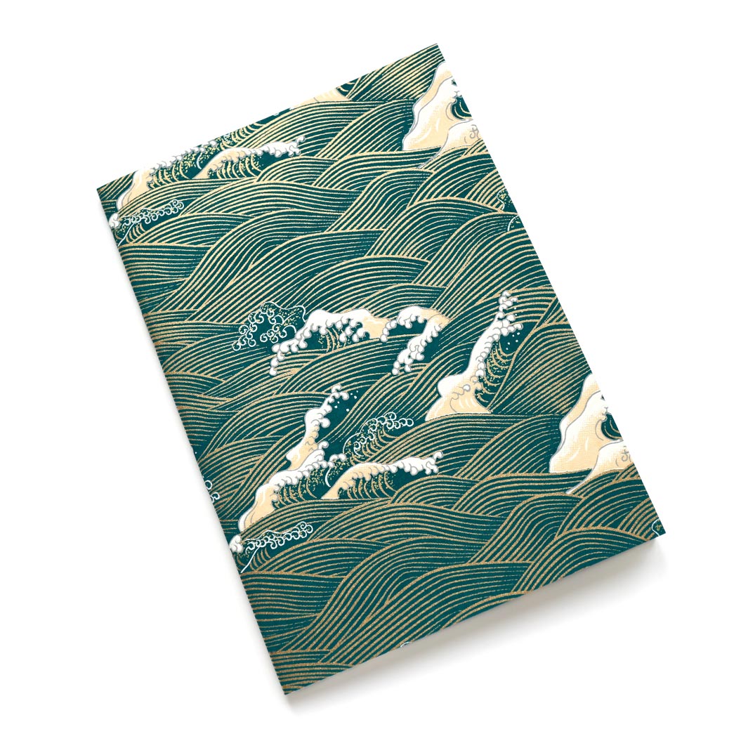 photo packshot d'un carnet habillé de papier japonais aux motifs de vagues et d'écumes dans les tons bleu canard, beige et dorés (M941) adeline klam