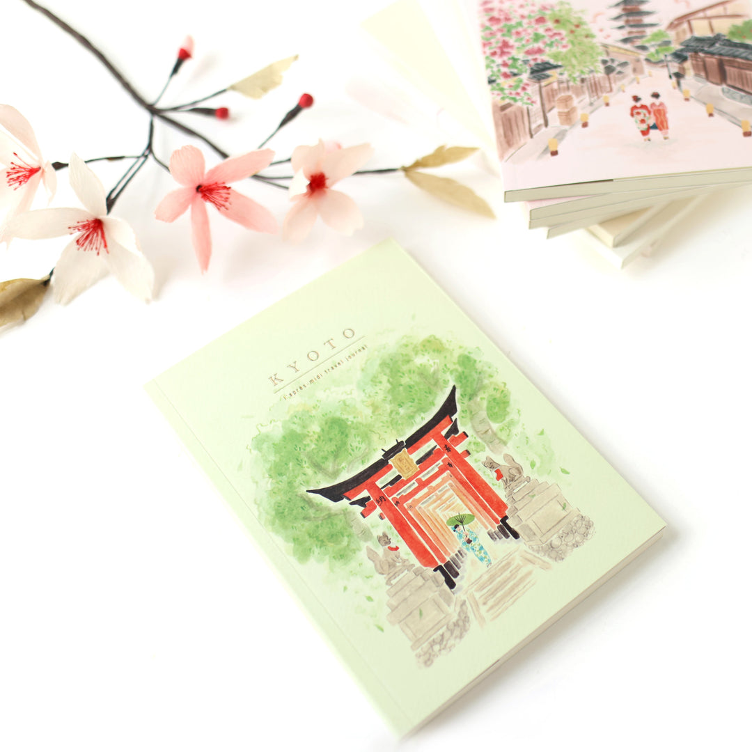 photo packshot du carnet de voyage format A5 illustré du sanctuaire fushimi inari-taisha à kyoto de pansydaisy