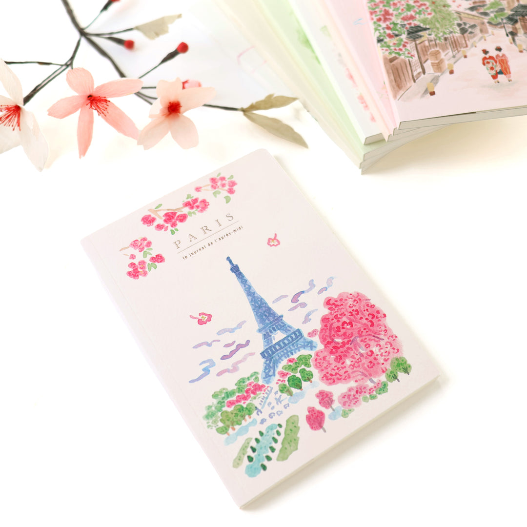 photo packshot du carnet de voyage format A5 illustré de la tour eiffel au printemps de pansydaisy