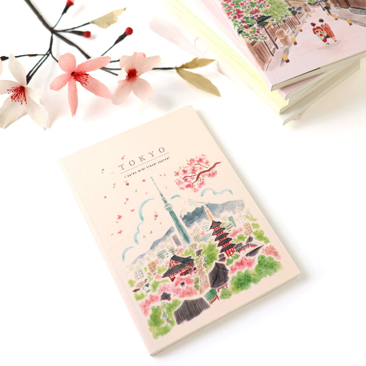 photo packshot du carnet de voyage format A5 illustré de la tokyo skytree et du mont fuji à tokyo de pansydaisy