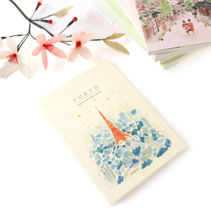 photo packshot du carnet de voyage format A5 illustré de la tokyo tower de nuit à tokyo de pansydaisy