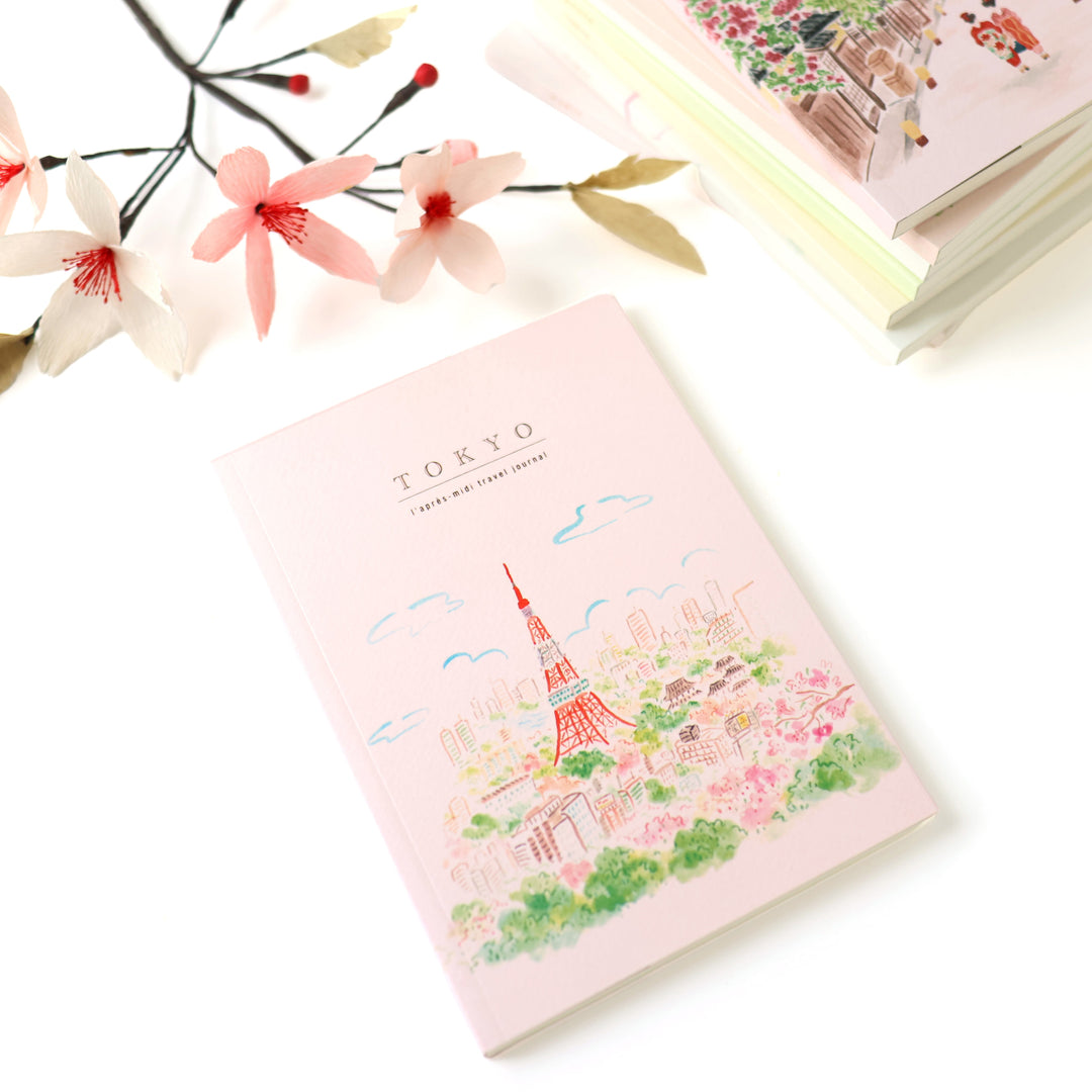 photo packshot du carnet de voyage format A5 illustré de la tokyo tower à tokyo de pansydaisy