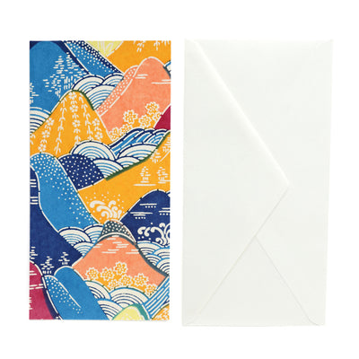 photo packshot de la carte double allongée tapissée de papier japonais aux motifs de montagnes et de rivières dans les tons bleus, orange, jaunes et mauve M966 adeline klam