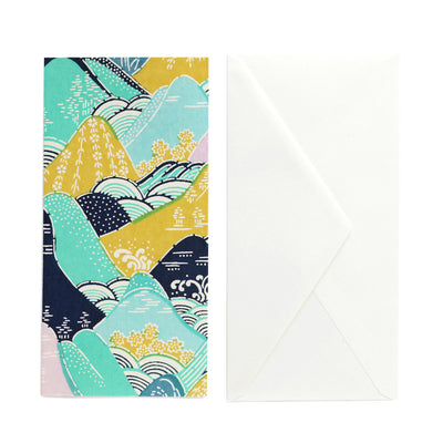 photo packshot de la carte double allongée tapissée de papier japonais aux motifs de montagnes et de rivières dans les tons bleus, verts, jaune et parme M967 adeline klam
