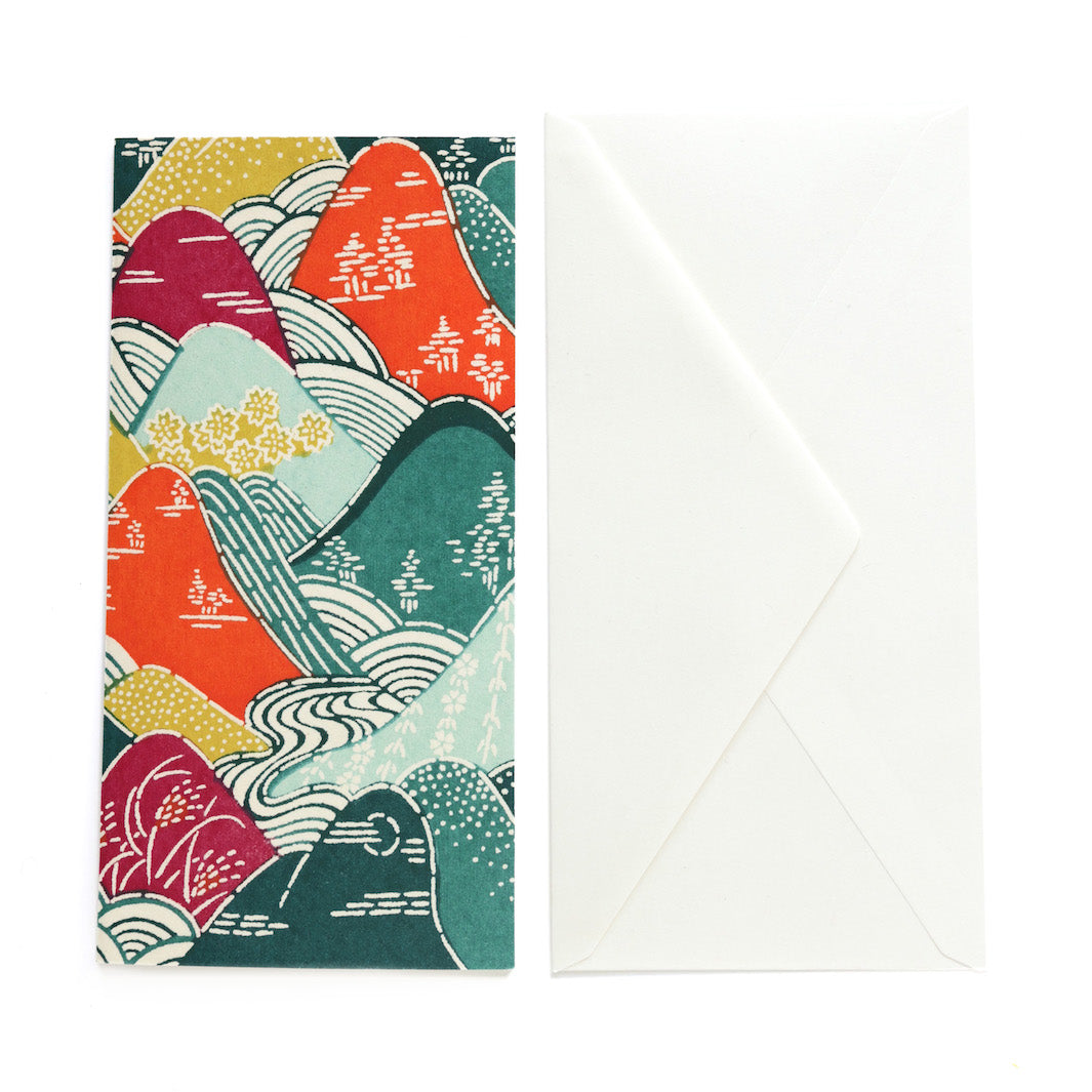 photo packshot de la carte double allongée tapissée de papier japonais aux motifs de montagnes et de rivières dans les tons verts, orange, mauve et jaunes M965 adeline klam