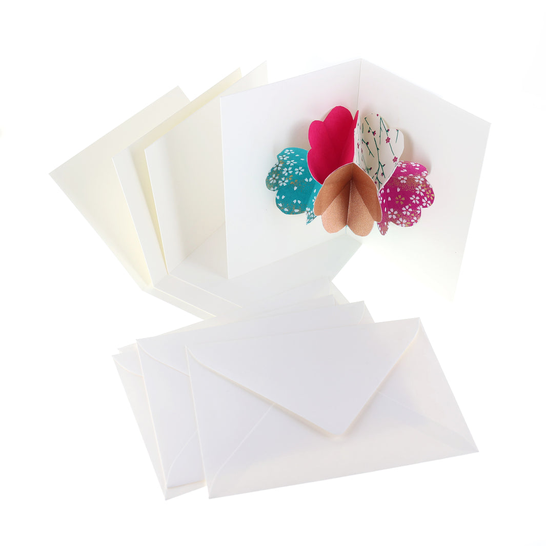 photo packshot d'une carte montée, des cartes doubles vierges et des enveloppes du kit 4 cartes pop-up dans les tons mauve, magenta, bleu canard et dorés « fluorite » adeline klam