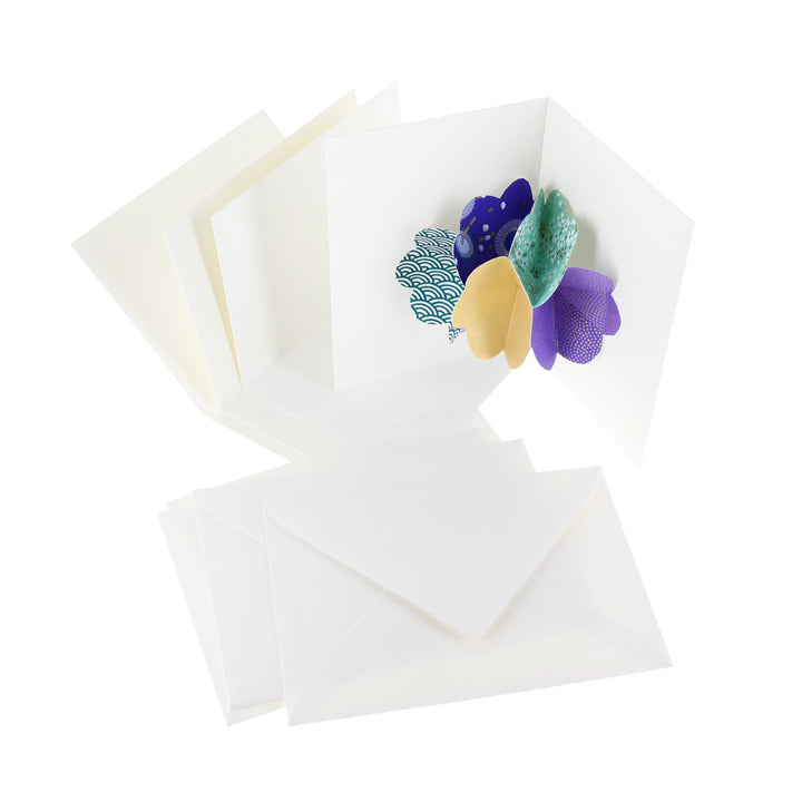 photo packshot d'une carte montée, des cartes doubles vierges et des enveloppes du kit 4 cartes pop-up dans les tons vert d'eau, bleu foncé, violets et dorés « fraîcheur » adeline klam