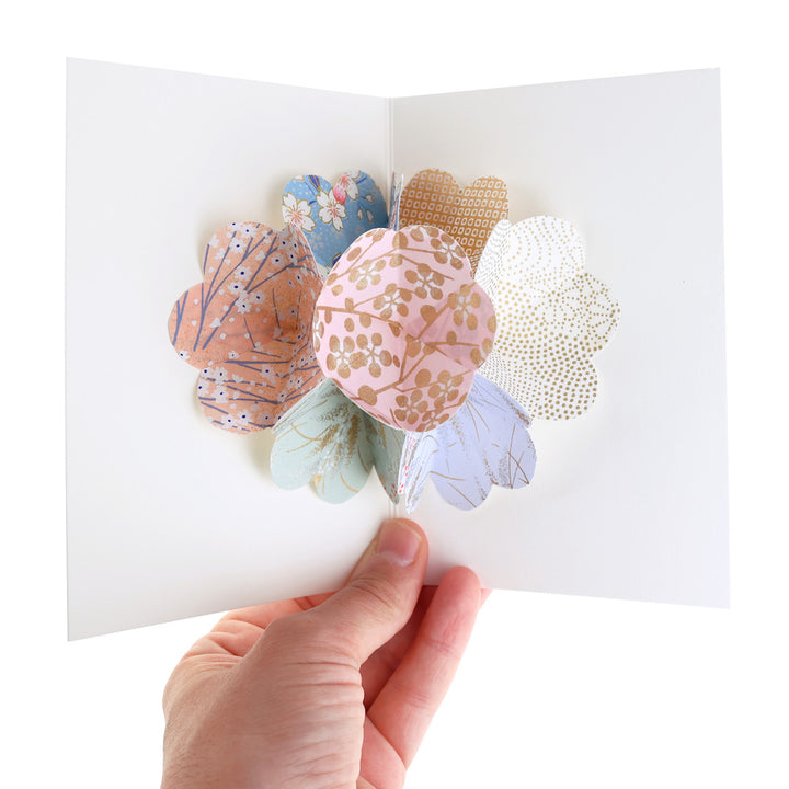 photo packshot d'une carte réalisée du kit 4 cartes pop-up rose, bleu, vert d'eau et dorés « dragée » C7 adeline klam