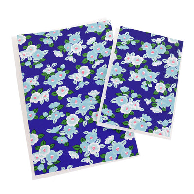 photo packshot de cartes doubles, petits et grands modèles, aux motifs de camélias tsubaki bleu violet, bleu ciel et verts adeline klam (M955)