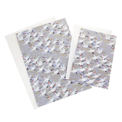 photo packshot de cartes doubles, petits et grands modèles, aux motifs d'envolée de grues bleu lavande (M388) adeline klam