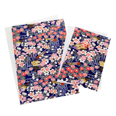 photo packsot de cartes doubles tapissées de papier japonais yuzen chiyogami aux motifs de fleurs de cerisier, de chrysanthèmes, de glycines et d'éventails dans les tons violets, roses, blancs et rouges adeline klam (M908)
