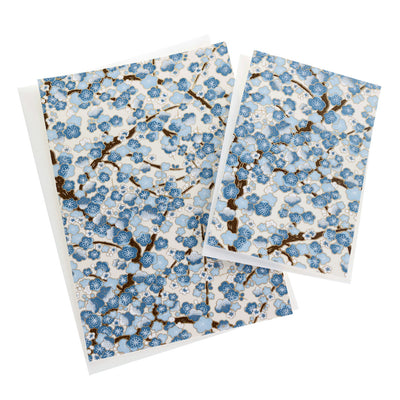 photo packshot de cartes doubles, petits et grands modèles, aux motifs de fleurs de prunier crème, bleu clair et foncé adeline klam (M425)