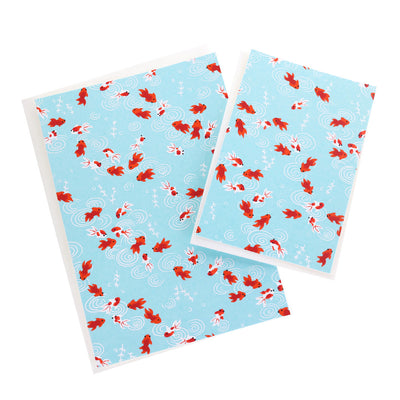 photo packshot de cartes doubles, petits et grands modèles, aux motifs de poissons rouges et blancs sur fond bleu ciel adeline klam (M890)
