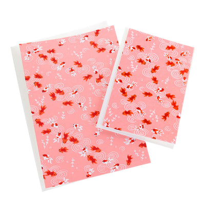 photo packshot de cartes doubles, petits et grands modèles, aux motifs de poissons rouges et blancs sur fond rose adeline klam (M136)