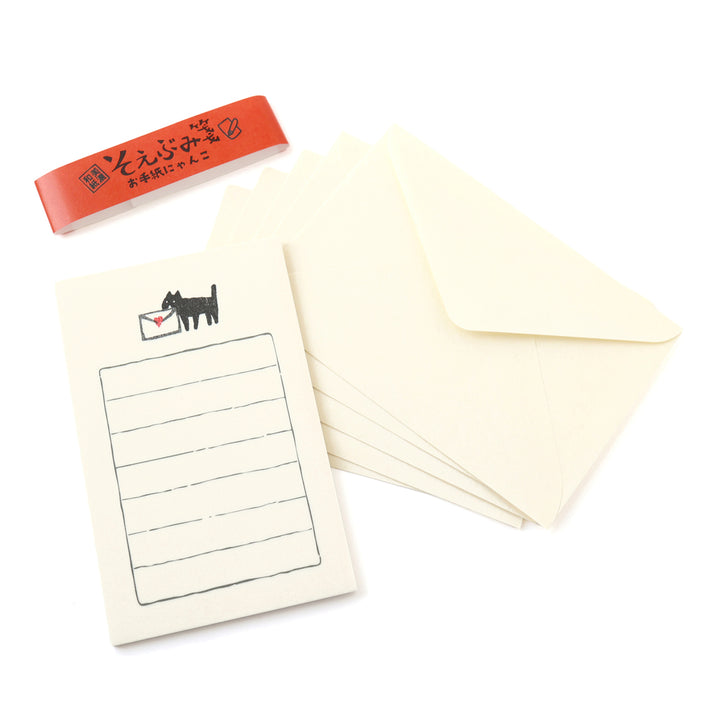 photo packshot du contenu du mini set de 30 papiers à lettre et 5 enveloppes aux motifs de chat et de lettre coeur  furukawashiko