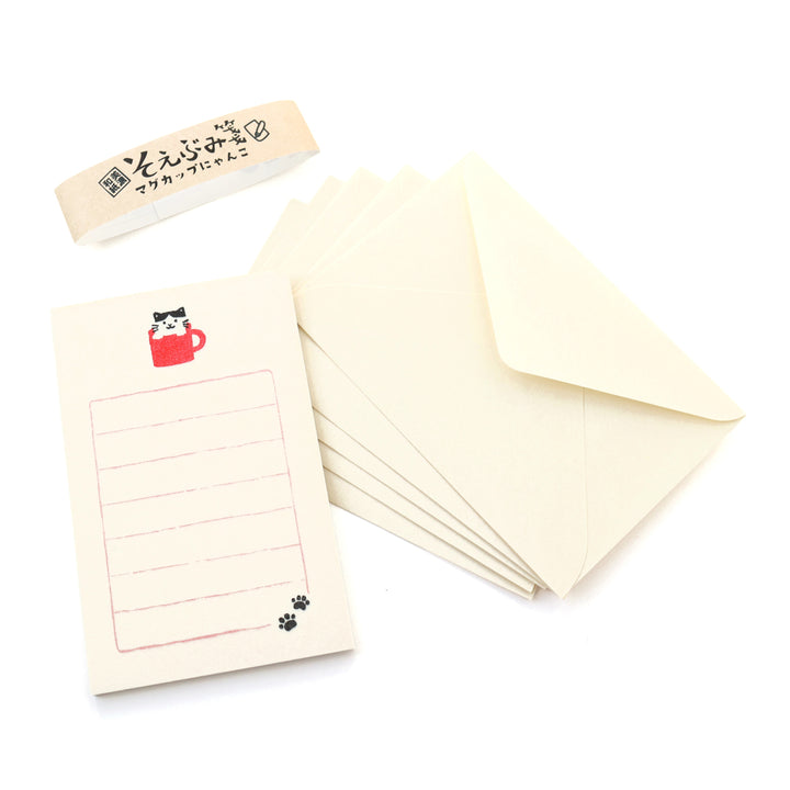 photo packshot du contenu du mini set de 30 papiers à lettre et 5 enveloppes aux motifs de chat dans une tasse  furukawashiko