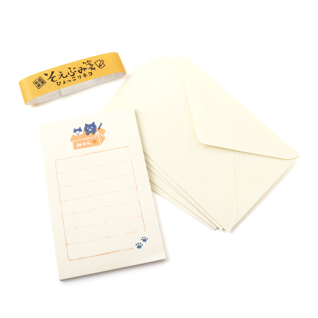photo packshot du contenu du mini set de 30 papiers à lettre et 5 enveloppes aux motifs de chats dans un carton furukawashiko