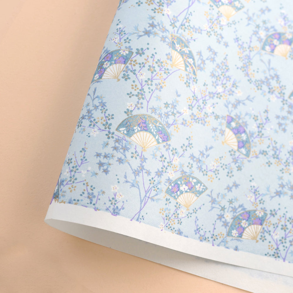 photo packshot d'une courbe de papier japonais yuzen chiyogami aux motifs « 4 saisons » dans les tons bleu gris, bleu clair et foncé, violets et dorés adeline klam (M1034)