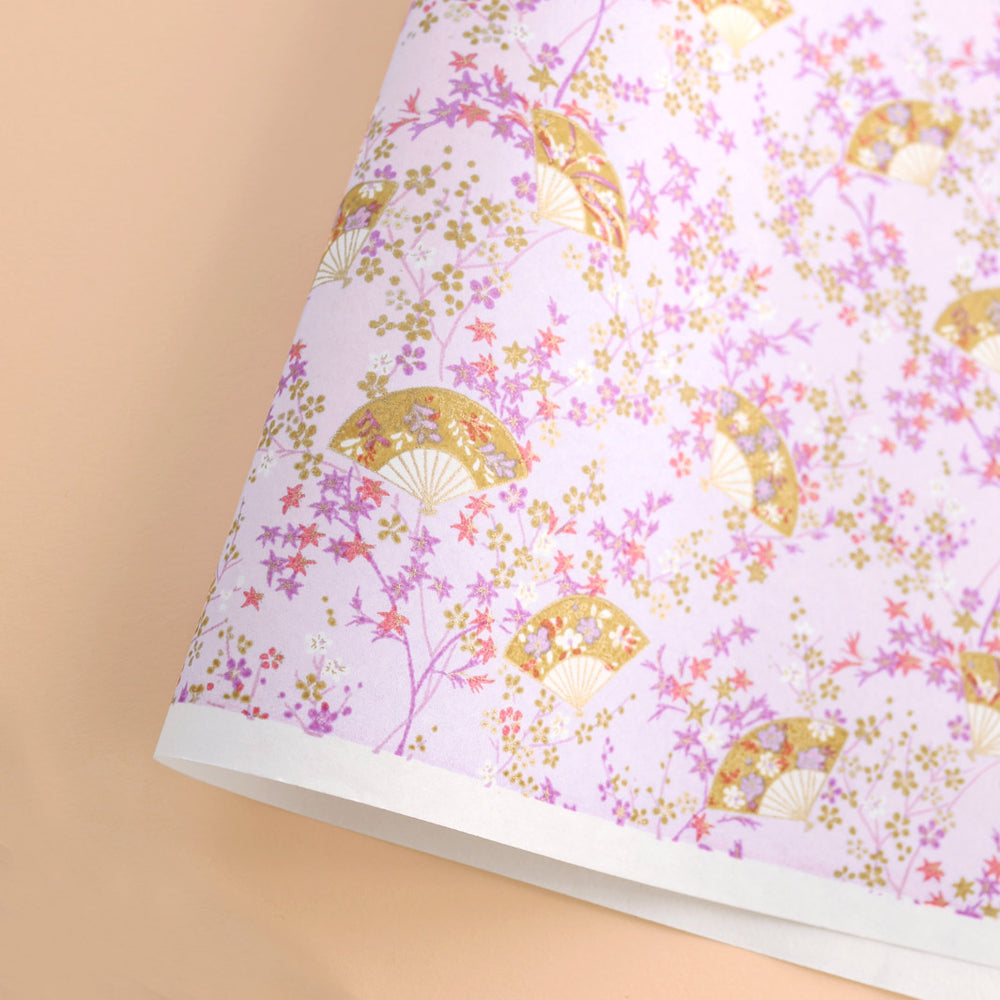 photo packshot d'une courbe de papier japonais yuzen chiyogami aux motifs « 4 saisons » dans les tons lilas, mauve, roses, jaune moutarde et dorés adeline klam (M1035)
