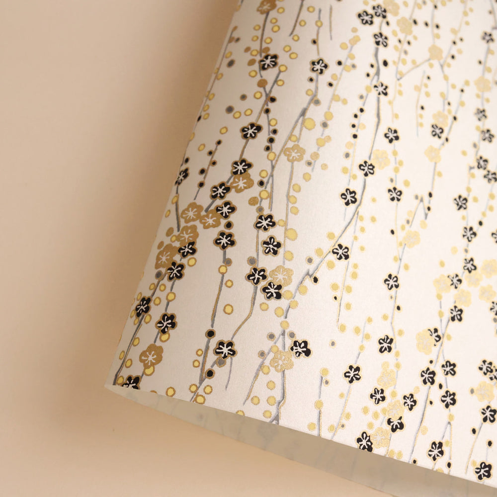 photo packshot d'une courbe de papier japonais yuzen chiyogami aux motifs de branches en fleurs dans les tons blanc crème, noirs et dorés adeline klam (M570)