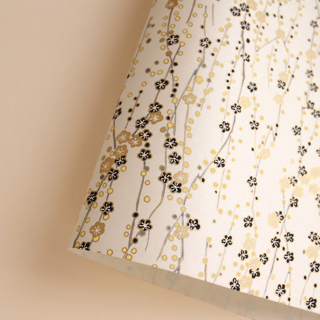 photo packshot d'une courbe de papier japonais yuzen chiyogami aux motifs de branches en fleurs dans les tons blanc crème, noirs et dorés adeline klam (M570)