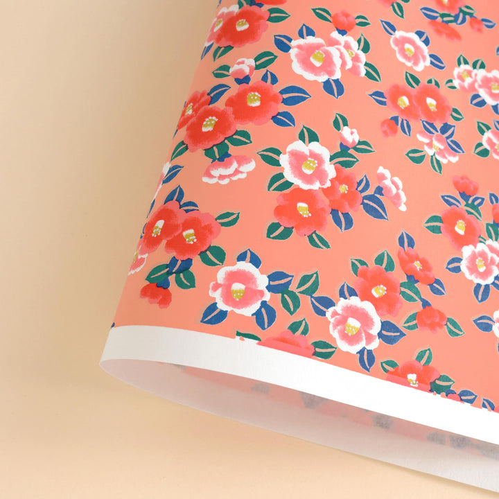 photo packshot d'une courbe de papier japonais yuzen chiyogami aux motifs de camélias tsubaki dans les tons corail, roses, bleus et verts (M954)