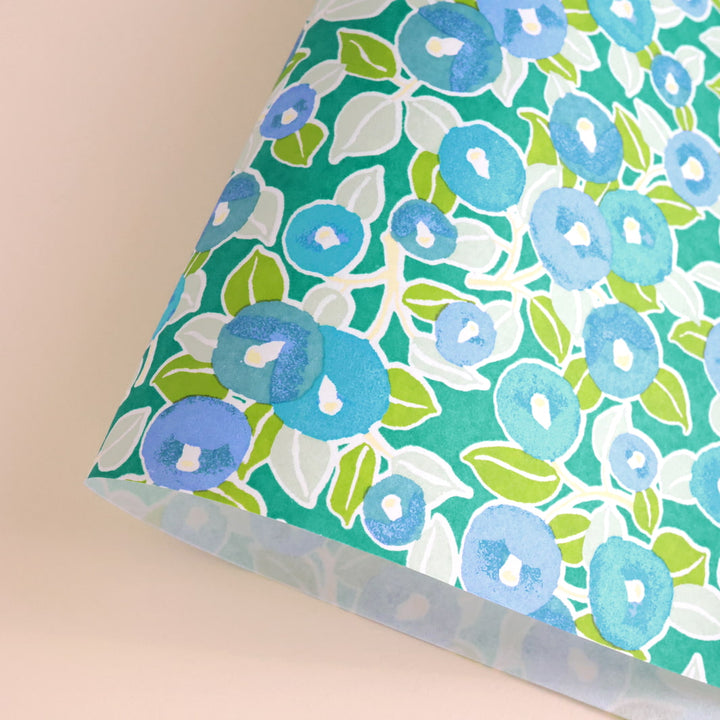 photo packshot d'une courbe de papier japonais yuzen chiyogami au motif de camélias bleus, mauve et verts adeline klam (M798)