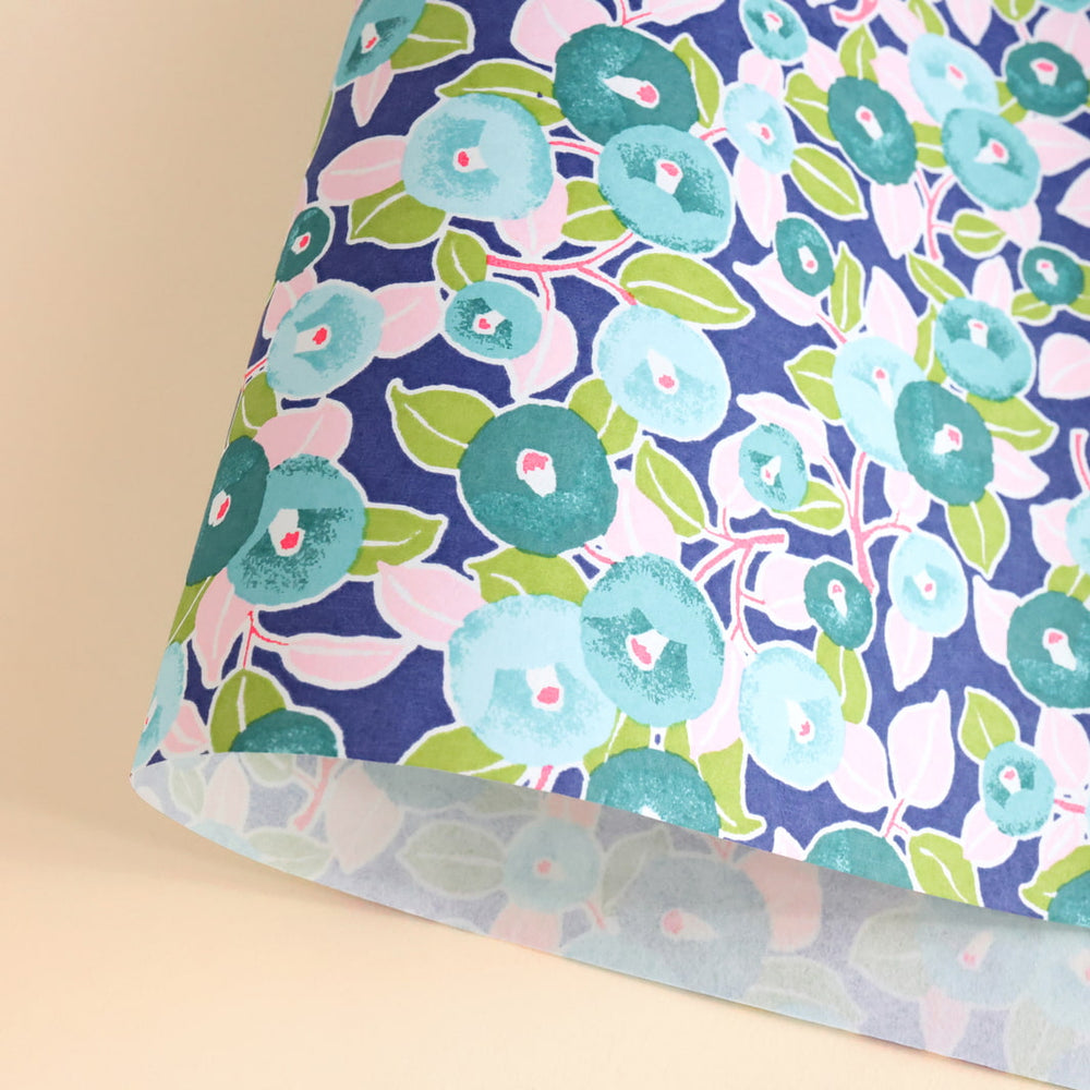 photo packshot d'une courbe de papier japonais yuzen chiyogami au motif de camélias violet foncé, bleu et vert turquoise et rose adeline klam (M801)