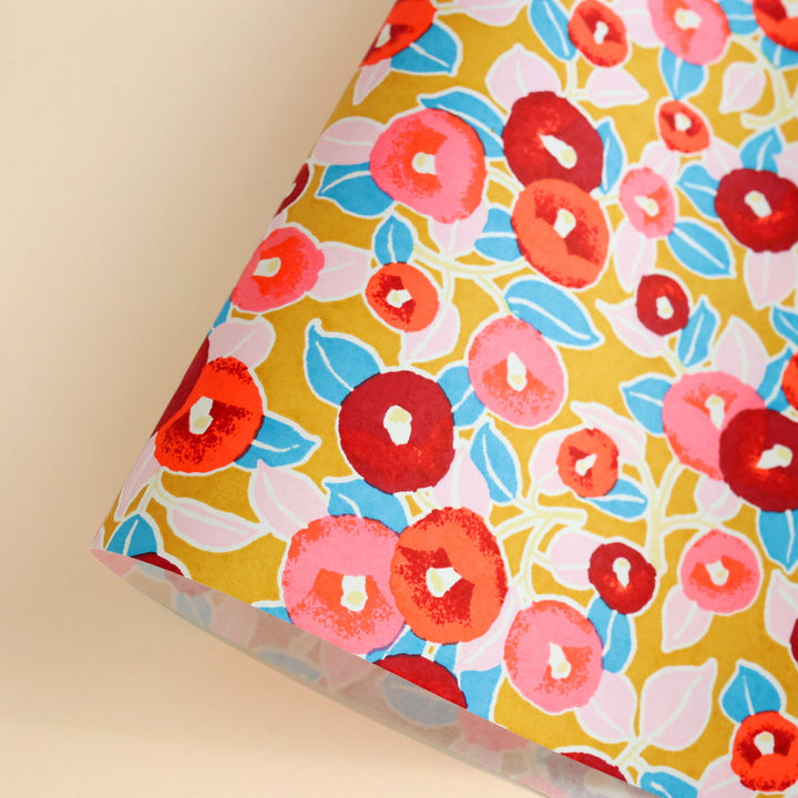 photo packshot d'une courbe de papier japonais yuzen chiyogami au motif de camélias jaune moutarde, rouge, rose et bleu adeline klam (M802)