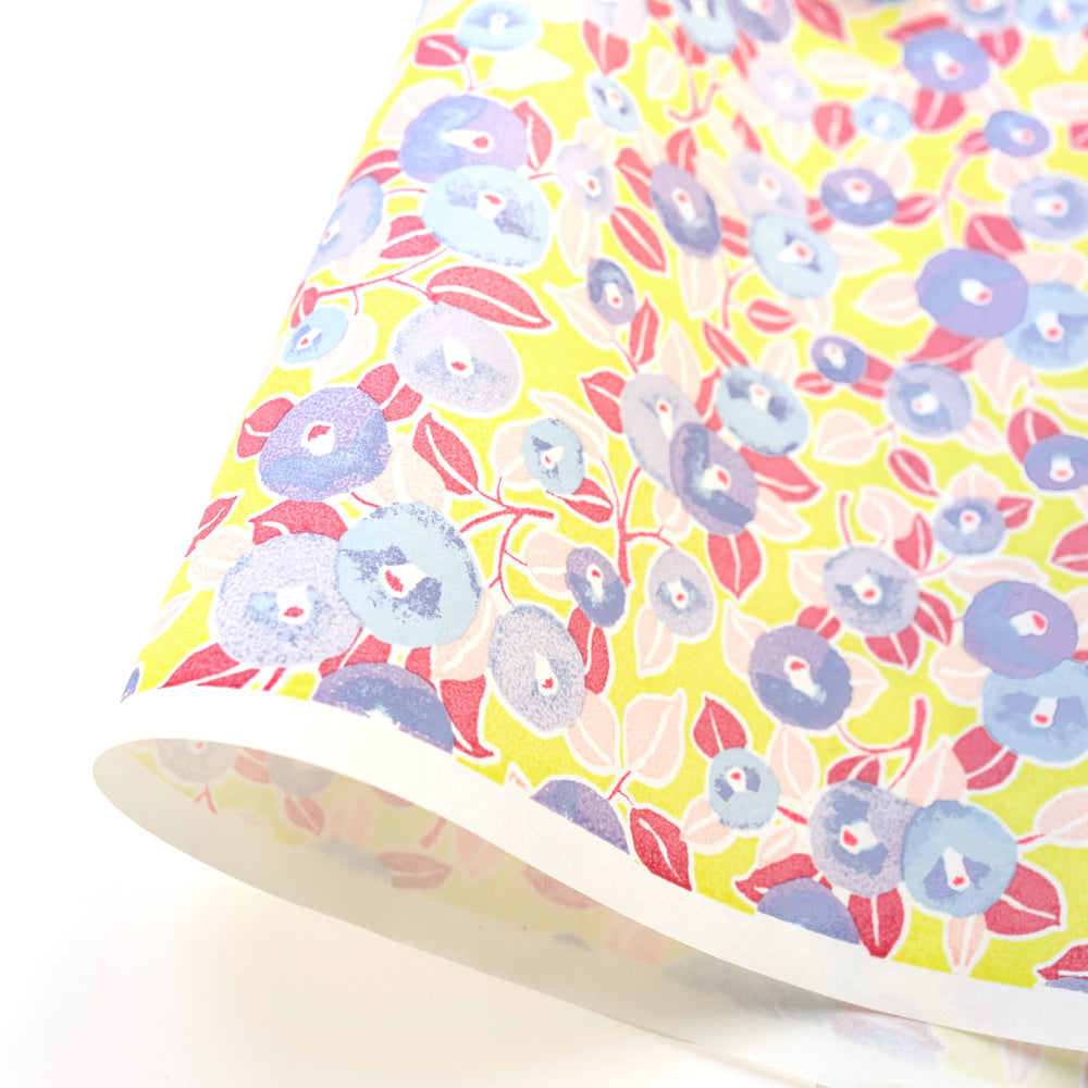 photo packshot d'une courbe de papier japonais yuzen chiyogami au motif de camélias dans les tons jaunes, rose clair et moyen, bleu violet adeline klam (M804)