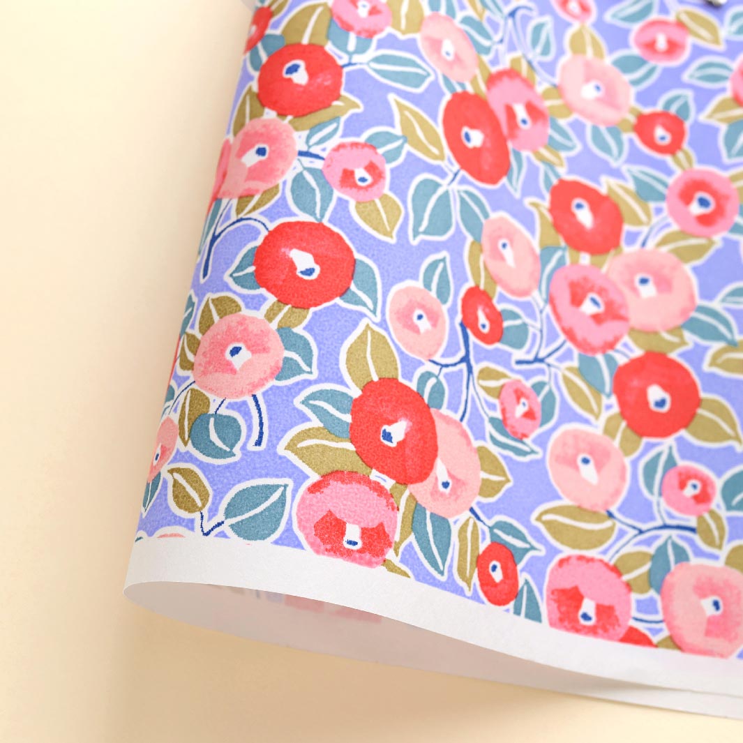 photo packshot d'une courbe de papier japonais yuzen chiyogami aux motifs de camélias dans les tons lavande, rouges et roses adeline klam (M1012)