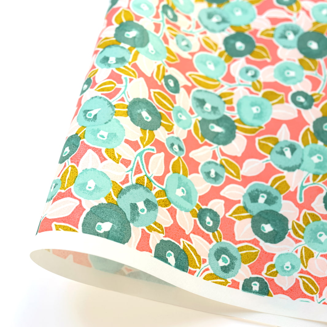 photo packshot d'une courbe de papier japonais yuzen chiyogami au motif de camélias dans les tons rose blush, vert d'eau, vert olive et bleu canard adeline klam (M803)