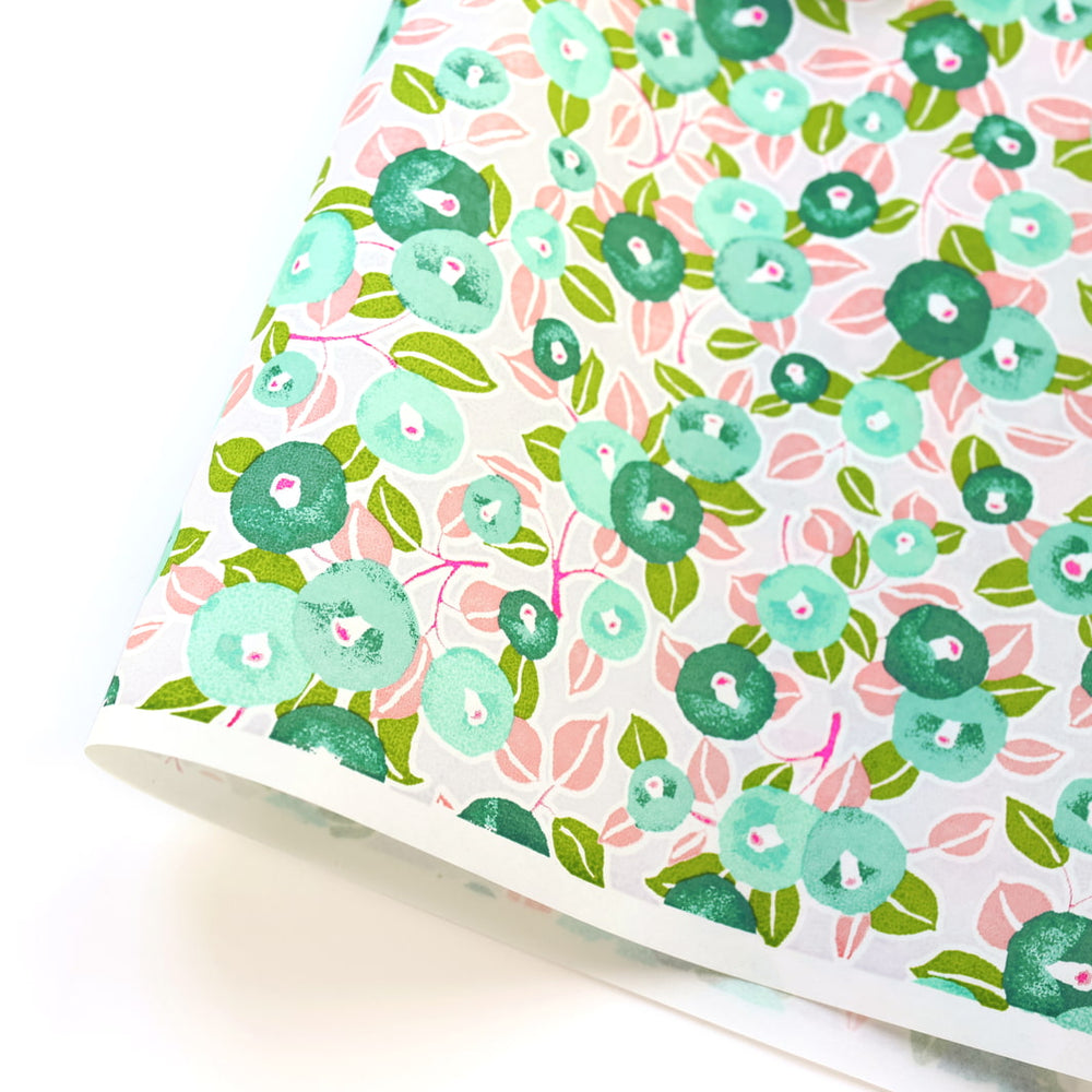 photo packshot d'une courbe de papier japonais yuzen chiyogami au motif de camélias dans les tons rose pâle, bleu canard, vert d'eau et vert feuille adeline klam (M809)