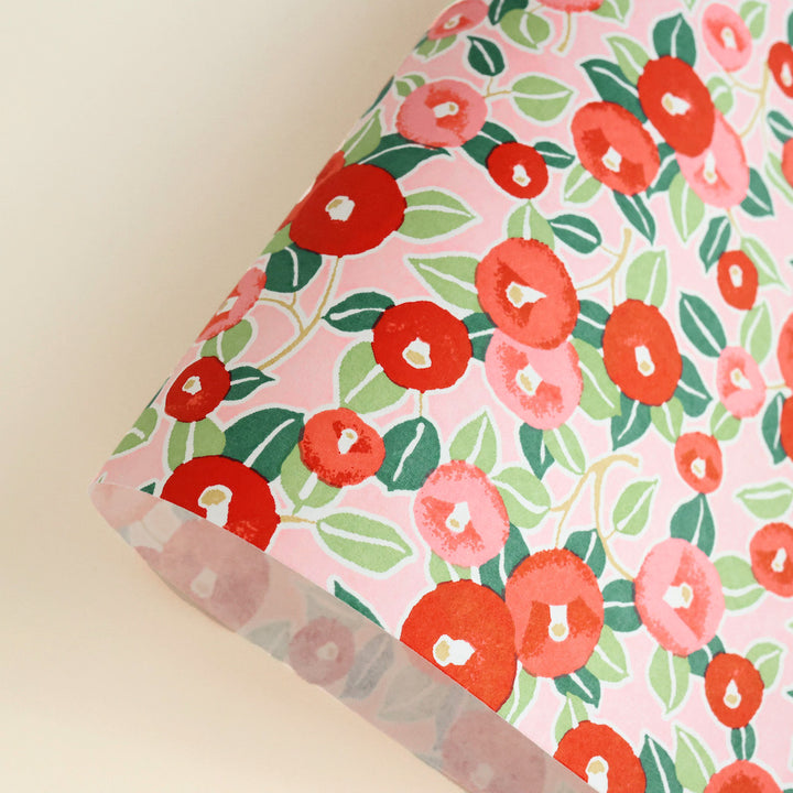 photo packshot d'une courbe de papier japonais yuzen chiyogami aux motifs de camélia dans les tons rouges, roses et verts adeline klam M722