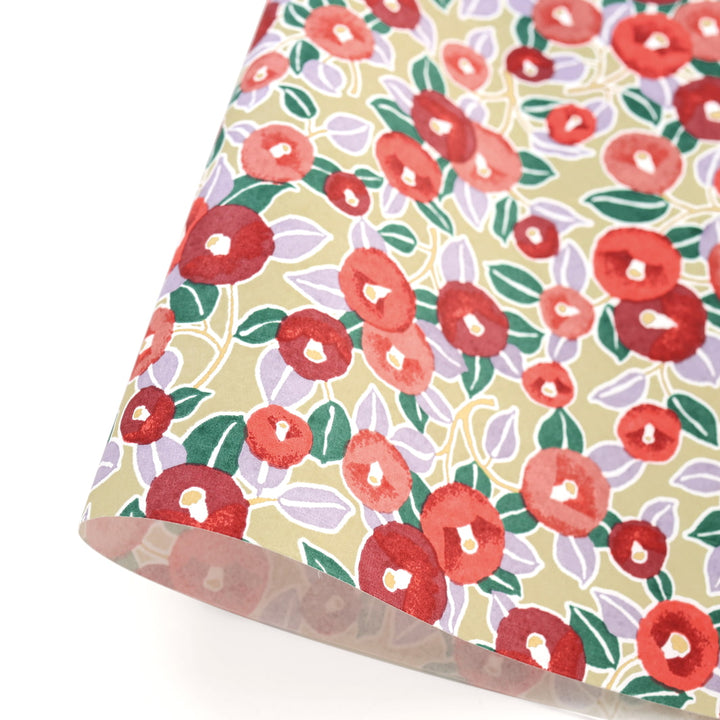 photo packshot d'une courbe de papier japonais yuzen chiyogami au motif de camélias dans les tons rouges, verts, mauve et vert de gris adeline klam (M758)