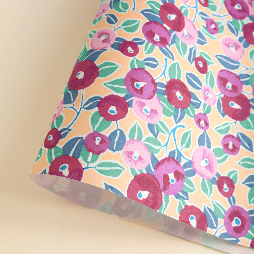 photo packshot d'une courbe de papier japonais yuzen chiyogami aux motifs de camélia dans les tons saumon, violets et verts adeline klam M1010