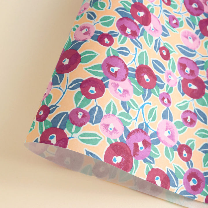 photo packshot d'une courbe de papier japonais yuzen chiyogami aux motifs de camélia dans les tons saumon, violets et verts adeline klam M1010
