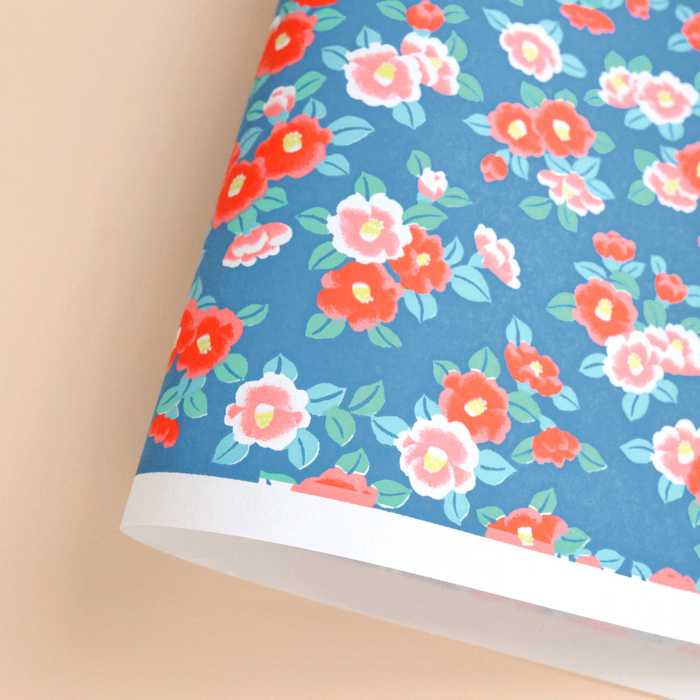 photo packshot d'une courbe du papier japonais yuzen chiyogami aux motifs de camélias tsubaki bleu foncé, rouge orange, roses et vert d'eau adeline klam (M956)