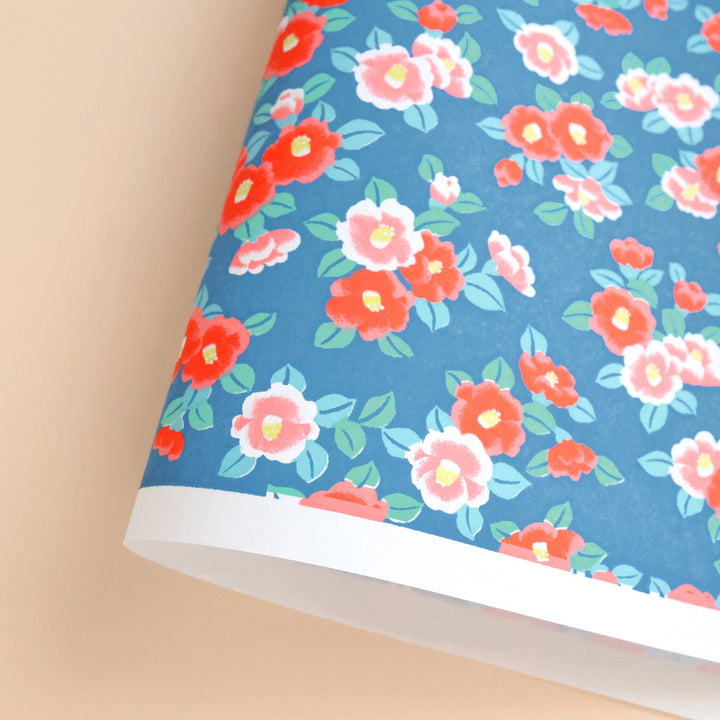 photo packshot d'une courbe du papier japonais yuzen chiyogami aux motifs de camélias tsubaki bleu foncé, rouge orange, roses et vert d'eau adeline klam (M956)