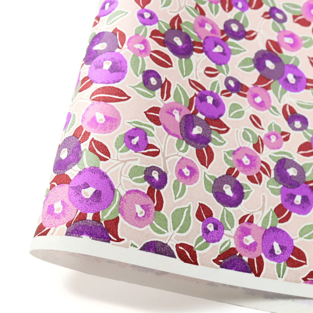 photo packshot d'une courbe de papier japonais yuzen chiyogami aux motifs de camélias dans les tons violet clair et foncé, beige, rouge bordeaux et verts adeline klam (M1056)