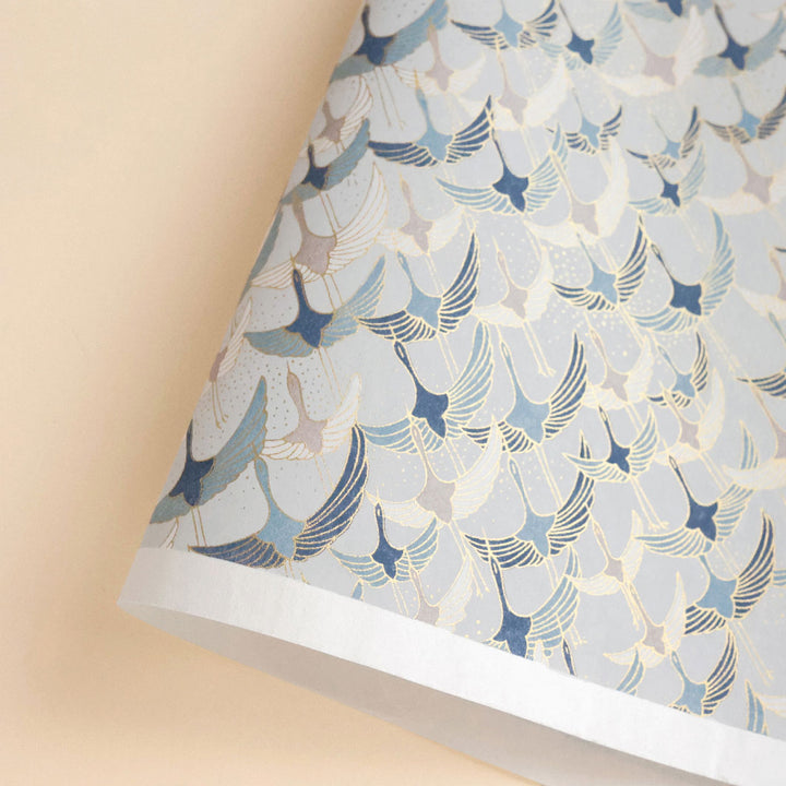 photo packshot d'une courbe de papier japonais yuzen chiyogami aux motifs d'envolée de grues « graphiques »dans les tons gris perle, bleus et taupe adeline klam (M753)