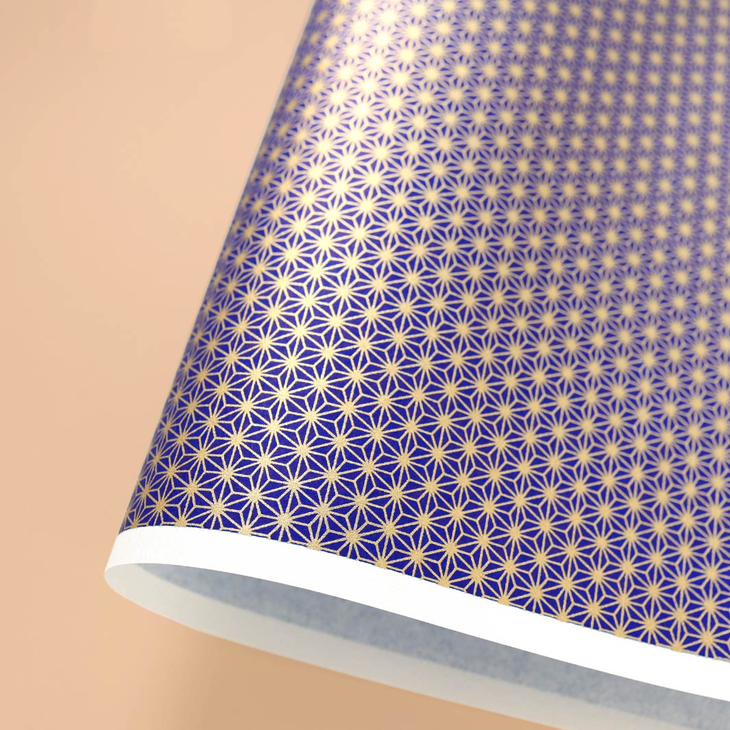 photo packshot d'une courbe de papier japonais yuzen chiyogami au motif d'étoiles inversées dorées sur fond bleu nuit adeline klam (M878)