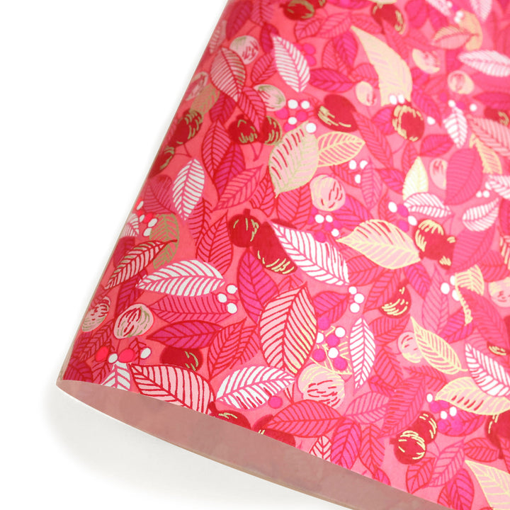 photo packshot d'une courbe de papier japonais yuzen chiyogami aux motifs de feuilles, de baies et de fruits dans un camaïeu de roses adeline klam (M971)