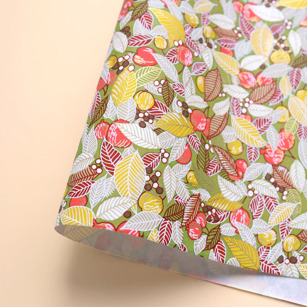 photo packshot d'une courbe du papier japonais yuzen chiyogami aux motifs de feuilles, de baies et de fruits dans les tons corail, jaunes et verts adeline klam (M830)