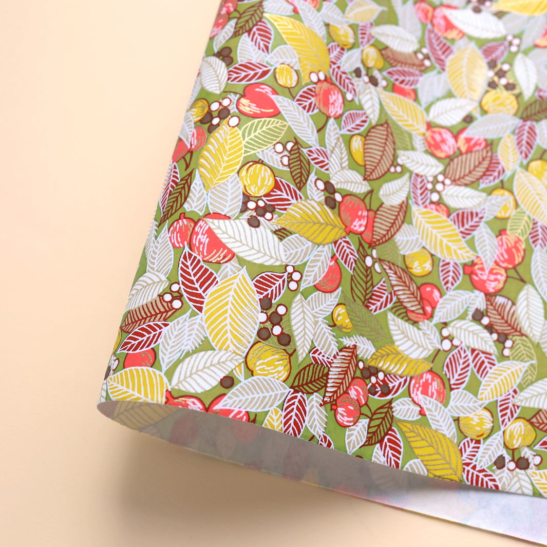 photo packshot d'une courbe du papier japonais yuzen chiyogami aux motifs de feuilles, de baies et de fruits dans les tons corail, jaunes et verts adeline klam (M830)