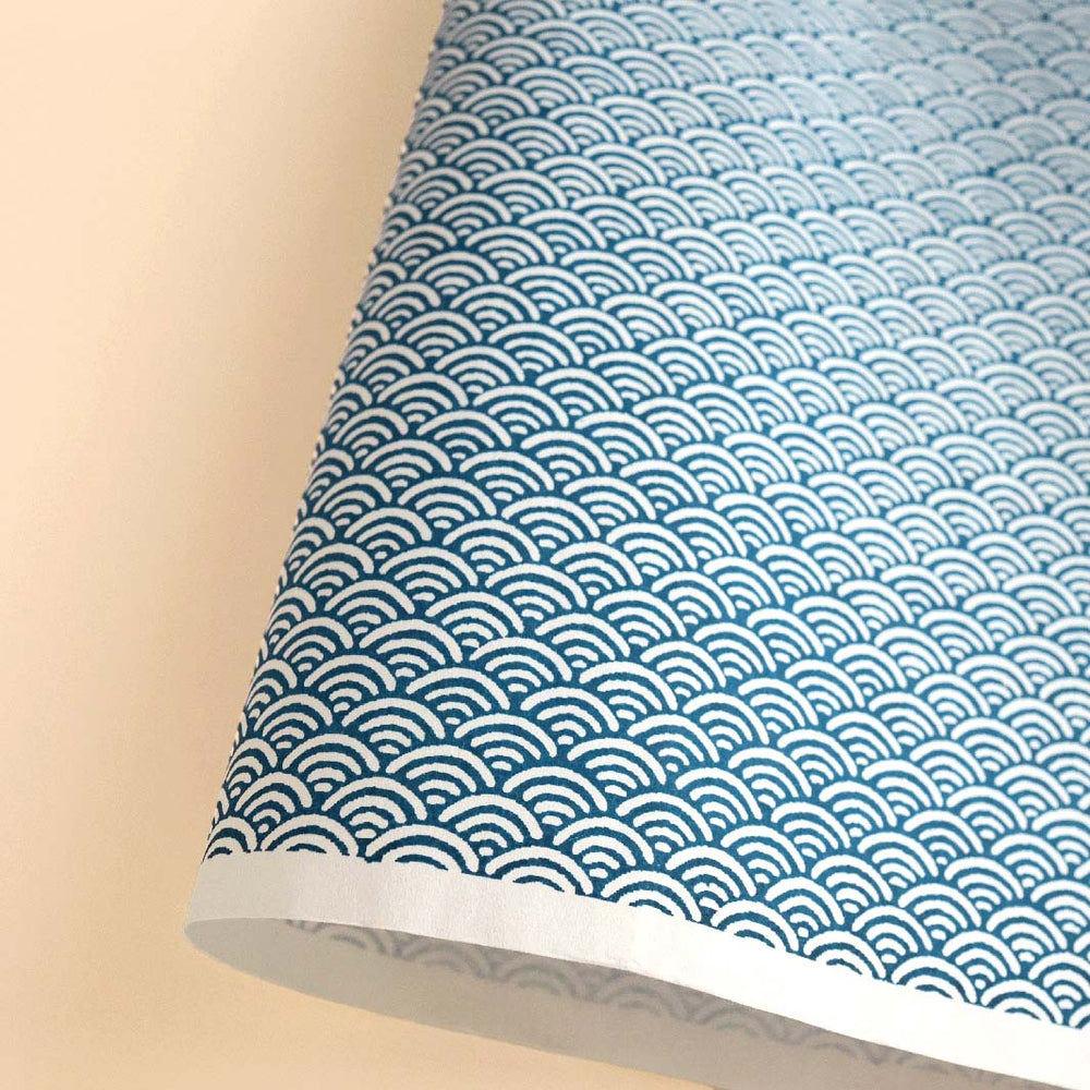 photo packshot d'une courbe de papier japonais yuzen chiyogami aux motifs de vagues inversées dans les tons bleu marine et blancs adeline klam (M891)